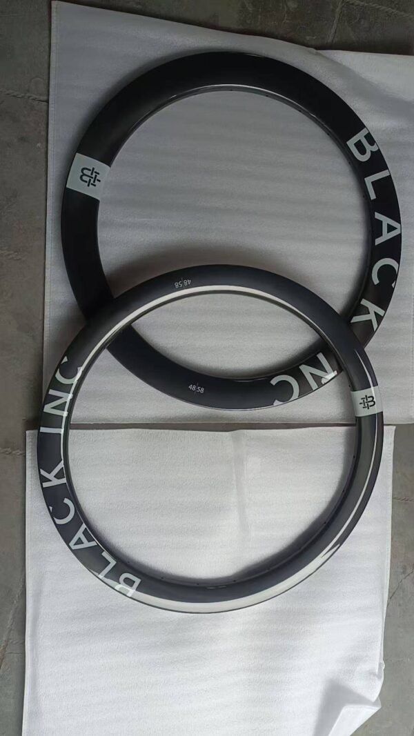 Wheelset with carbon fiber spokes, 48mm front wheel, 58mm rear wheel