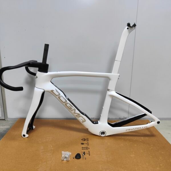 The last model of the pinarello F frame and DTswiss carbon fiber wheels